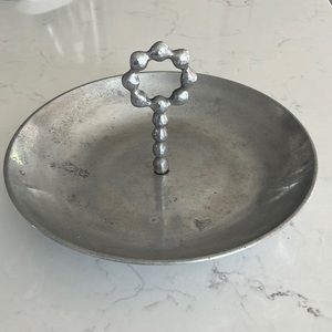 Threshold metal bowl